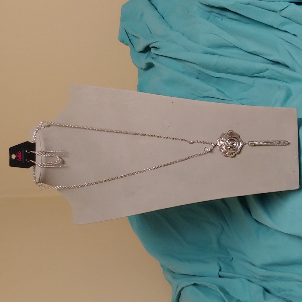 Paparazzi Silver chain and rose-shaped pendant qithchain earrings